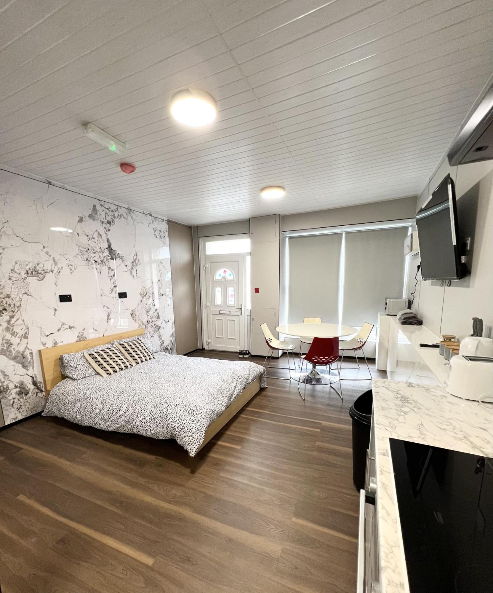Welsh Holiday Accommodation - Modern Living Pembroke Dock Eksteriør bilde
